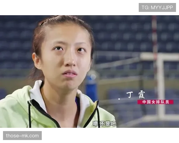 丁霞赛场像女王，巷口拎塑料袋买菜那张图把我打回凡间