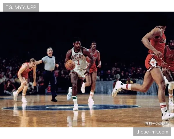 奥斯卡·罗伯特森助攻突破关键回合，效率明显优于同期组织后卫